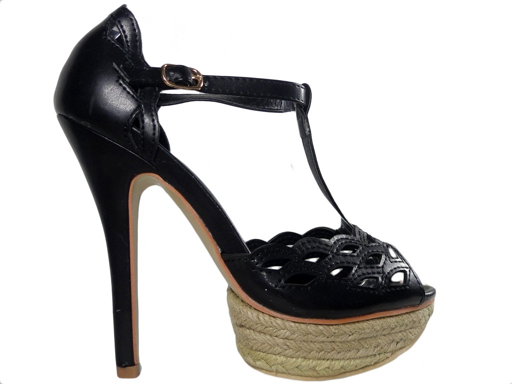 Sandales noires sur une épingle à chaussure sur une plateforme - 1