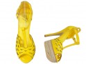 Outletové žlté sandále na platforme s vysokým podpätkom - 6