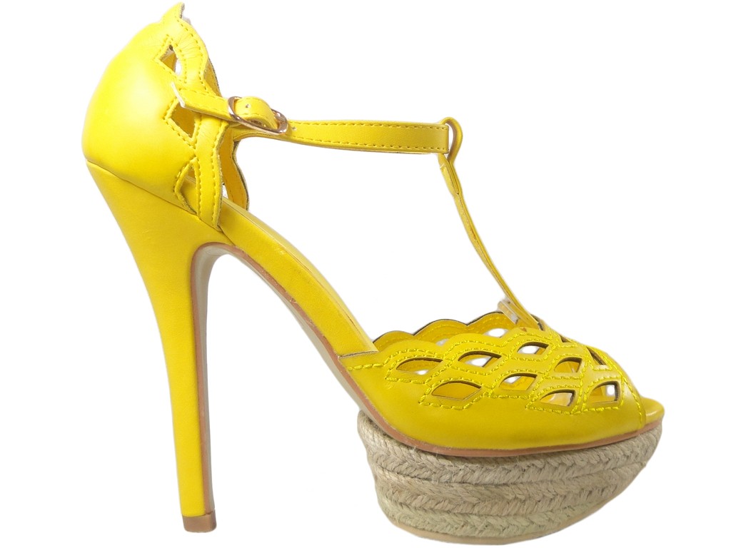 Sortie de sandales jaunes sur une épingle à chaussure sur une plateforme - 1