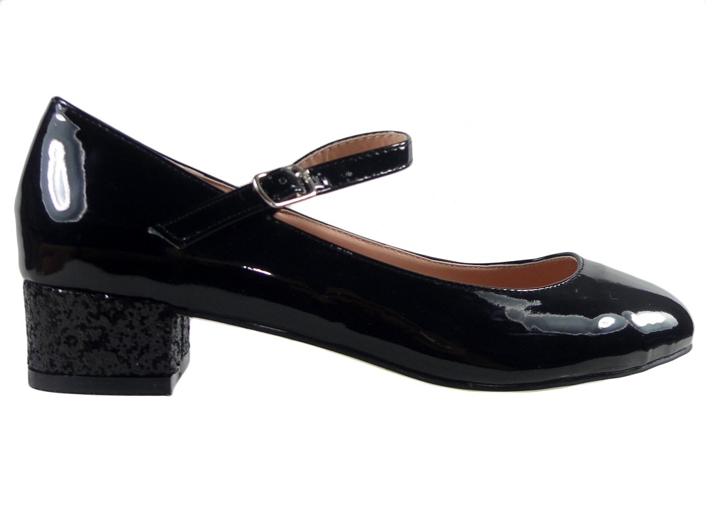 Pantofi scurți din piele ecologică de culoare neagră - 1