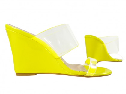 Žluté klínové pantofle s průhlednými pruhy - 3
