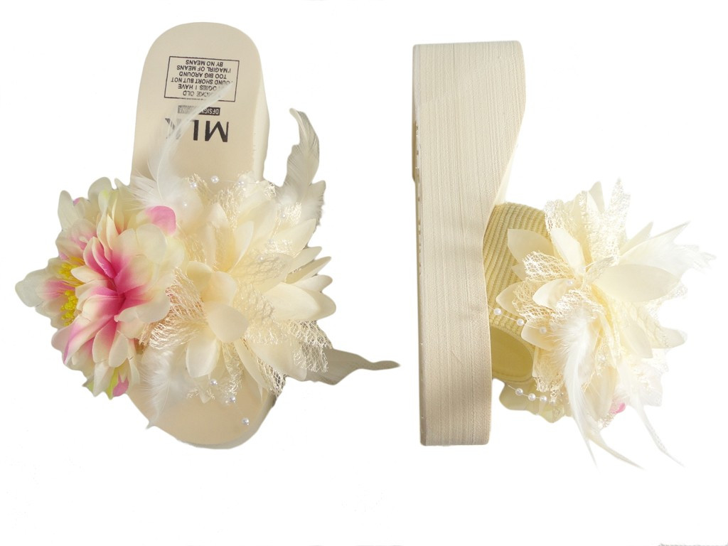 Beige Frauenschuhe mit einer Plattform mit Federn - 2