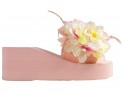 Dámské růžové růžové pantofle s klínovým podpatkem s peřím - 1