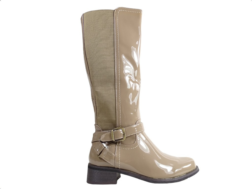 Des bottes de femme beiges avant le genou - 1