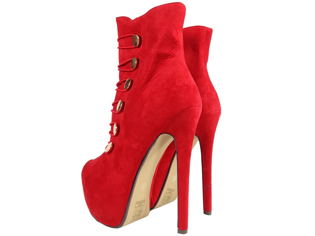 Des bottes rouges sur la plate-forme des épingles en daim - 5