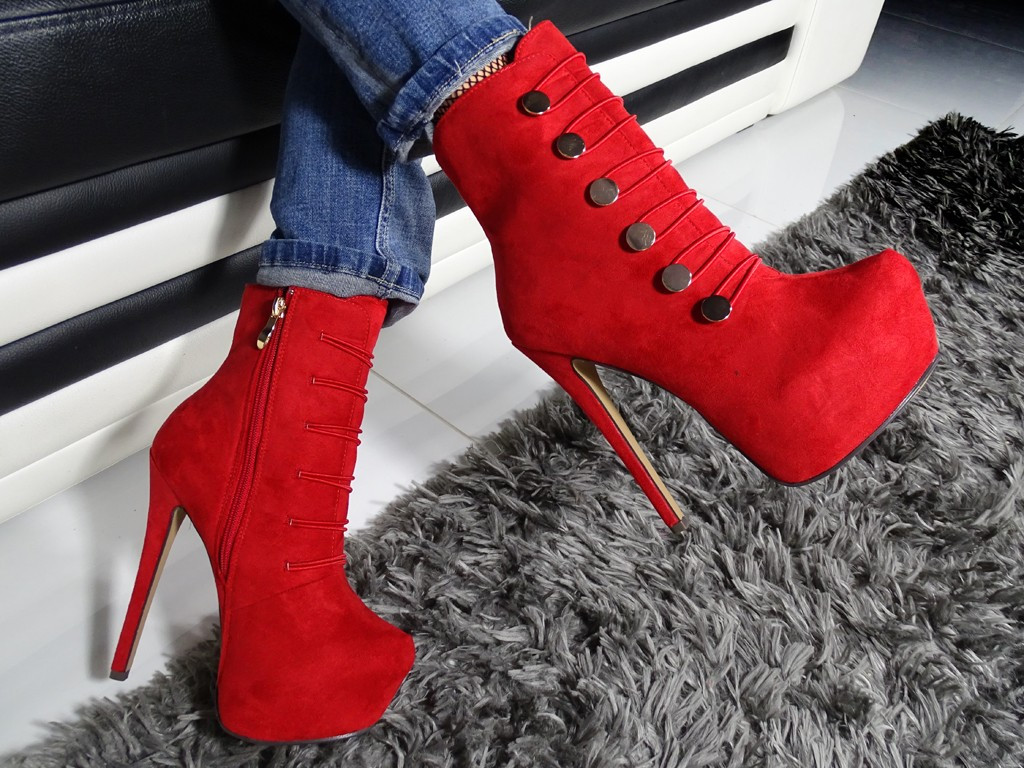 Des bottes rouges sur la plate-forme des épingles en daim - 2