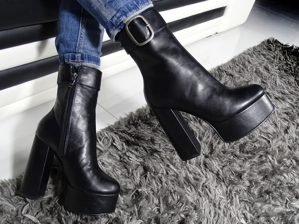 Ghete negre pe pantofii cu platformă - 2