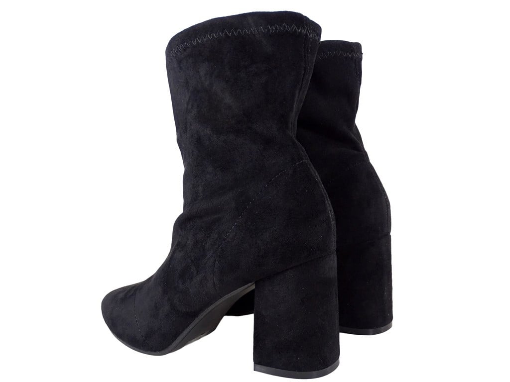 Bottes noires en daim de printemps sur un poteau - 2