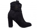 Moteriški juodi zomšiniai batai su smailianosiu kulnu - 1