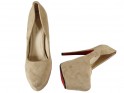 Des épingles kaki beige sur les chaussures des dames de la plateforme - 4