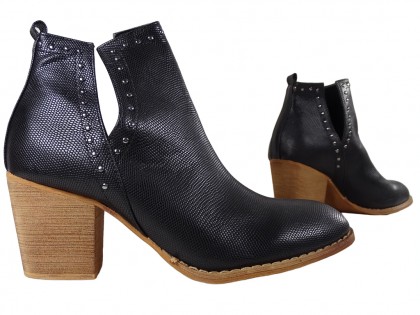 Black women's boots on a block like cowgirls - 4