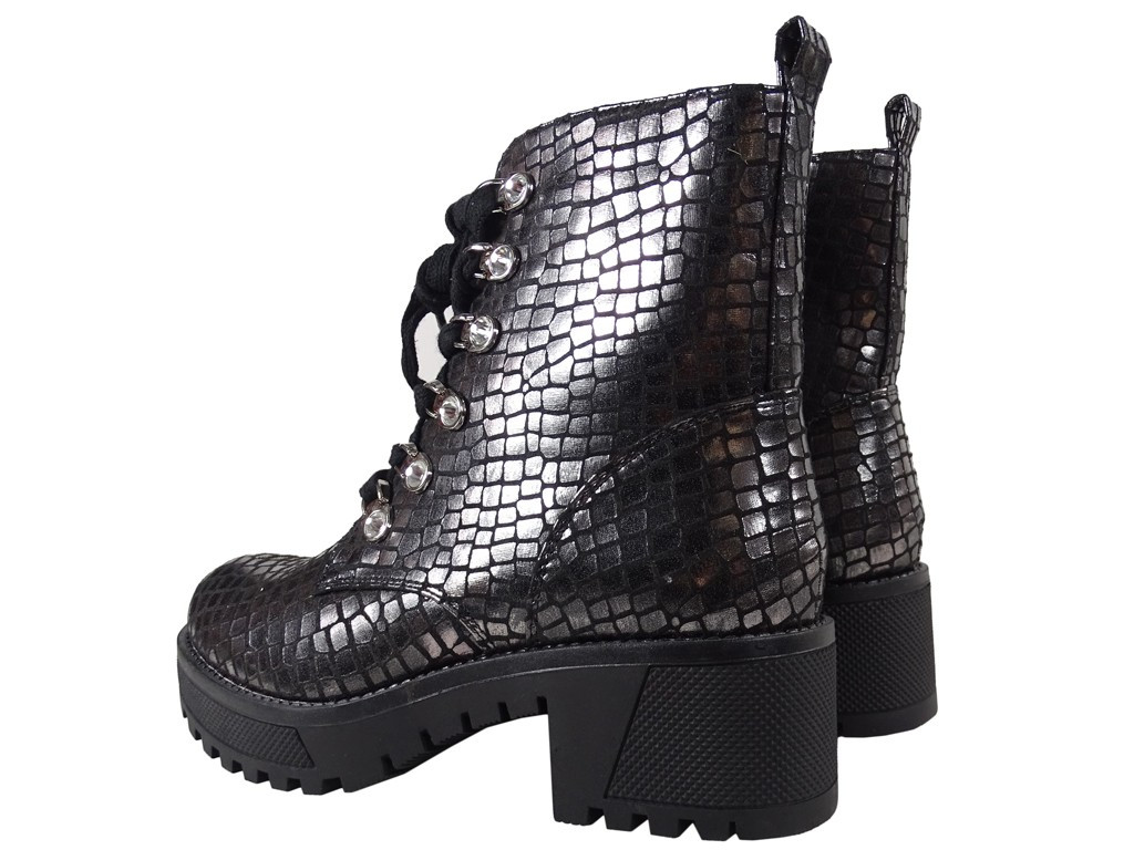 Les bottes noires des trappeurs brillent d'argent - 2