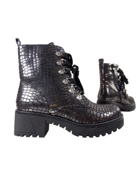 Les bottes noires des trappeurs brillent d'argent - 4