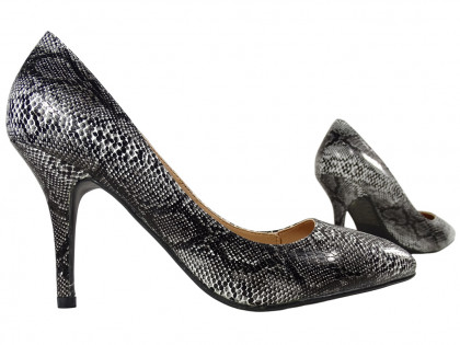Fekete magas sarkú, kígyó mintás, fehér és szürke női cipő - 4