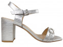 Silberne Damensandalen auf den postmatten Schuhen - 1