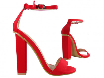 Raudoni smailianosiai sandalai su kulkšnies dirželiu - 3