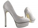 Épinglettes grises sur les chaussures en daim à semelles compensées pour femmes - 3