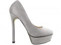 Épinglettes grises sur les chaussures en daim à semelles compensées pour femmes - 1