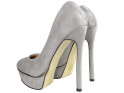 Épinglettes grises sur les chaussures en daim à semelles compensées pour femmes - 2