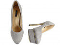 Épinglettes grises sur les chaussures en daim à semelles compensées pour femmes - 4