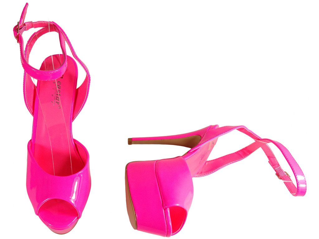 Rosa Pins an den Plateau-Neon-Sandalen - 4