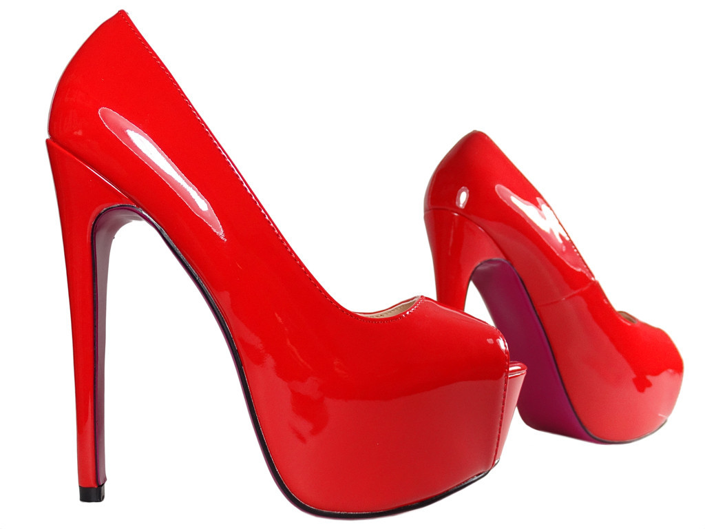Epingles rouges sur la plate-forme des hauts talons laqués - 3