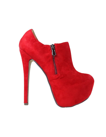 Rote Wildleder-Damenstiefel auf dem Bahnsteig - 1