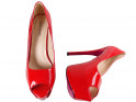 Piros magas sarkú cipő a peronon - 4