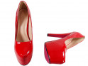 Nagy piros magas sarkú cipő a peronon - 4