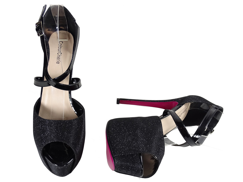 Schwarze Pins an den Plateausandalen mit grossem Riemen - 4