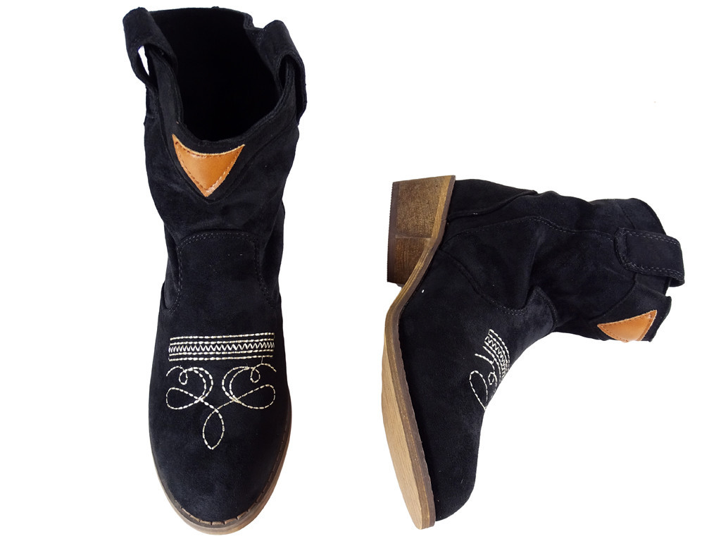 Bottes de femmes en daim noir sur une brique - 4