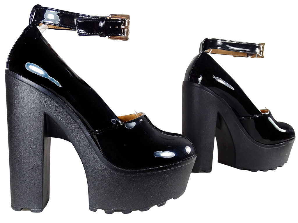 Schwarze Damenschuhe auf einem Plateau mit einem Knöchelriemen - 3