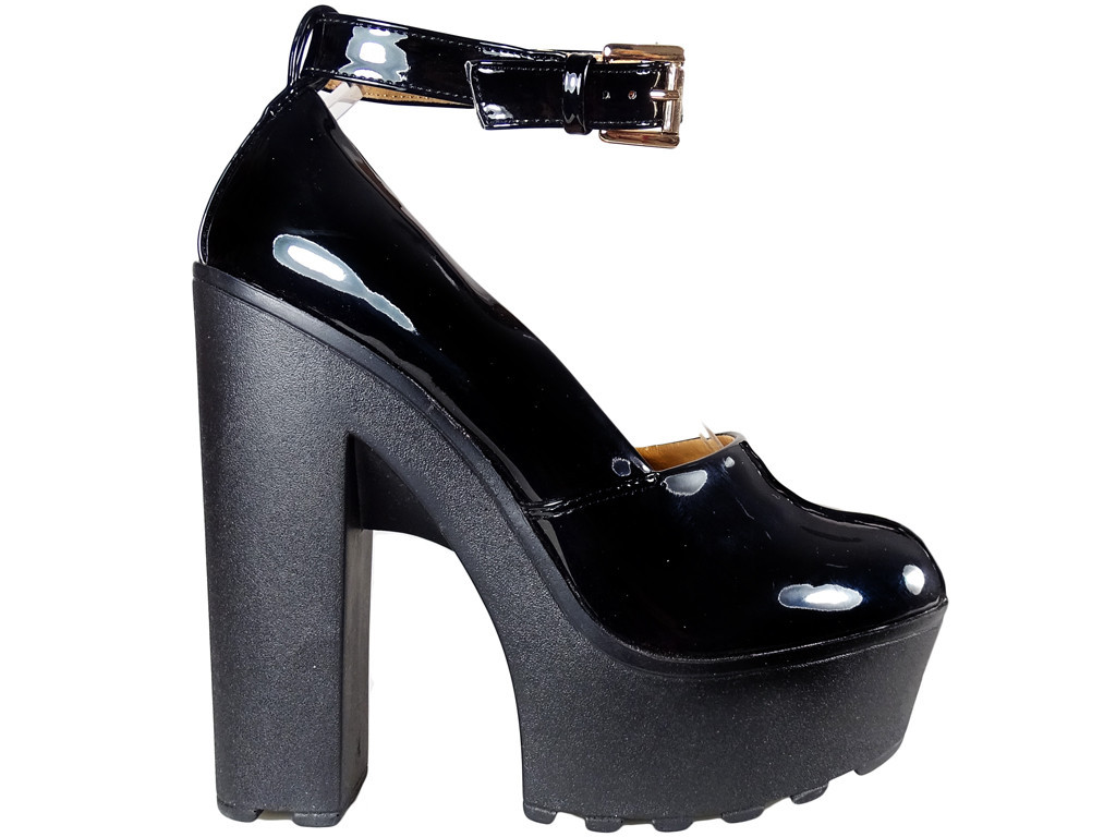 Schwarze Damenschuhe auf einem Plateau mit einem Knöchelriemen - 1