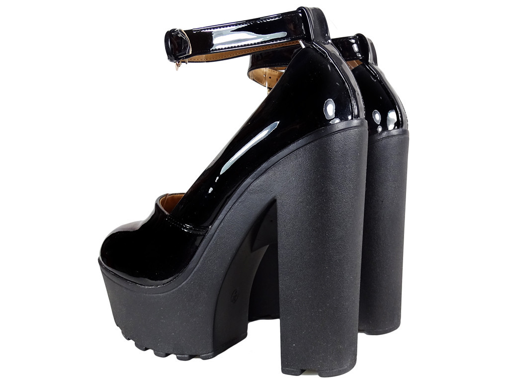 Schwarze Damenschuhe auf einem Plateau mit einem Knöchelriemen - 2