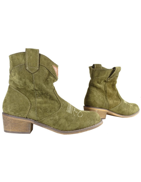 Schwarze Wildleder-Damenstiefel auf einem Ziegelstein - 3