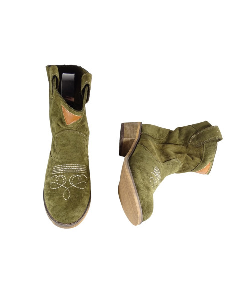 Schwarze Wildleder-Damenstiefel auf einem Ziegelstein - 4
