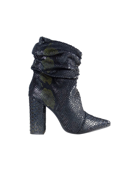 L'ombre noire chauffe les bottes à talons des femmes - 1