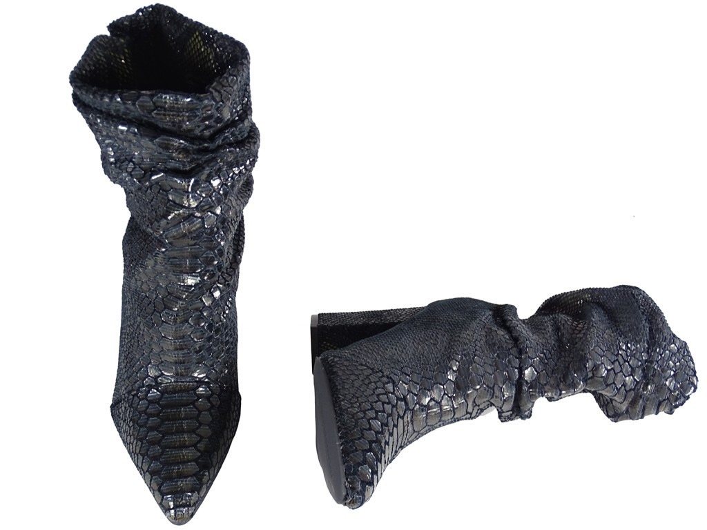 L'ombre noire chauffe les bottes à talons des femmes - 4
