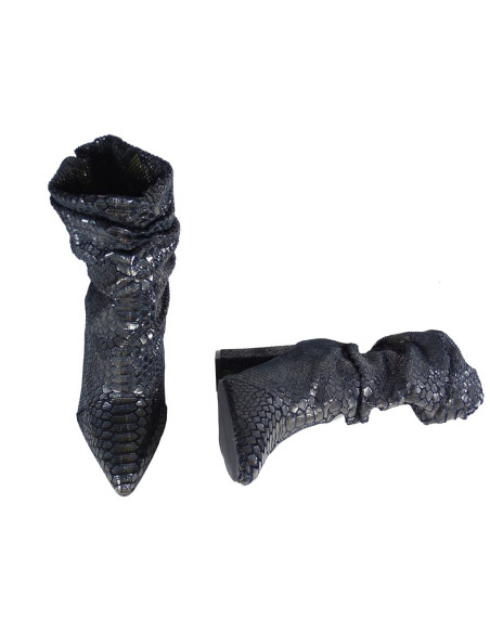 L'ombre noire chauffe les bottes à talons des femmes - 4