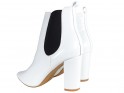 Dámské bílé lakované boty na vysokých podpatcích - 2