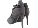 Pilkos spalvos zomšiniai moteriški batai su smailianosiu kulnu - 2