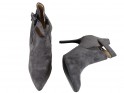 Pilkos spalvos zomšiniai moteriški batai su smailianosiu kulnu - 4