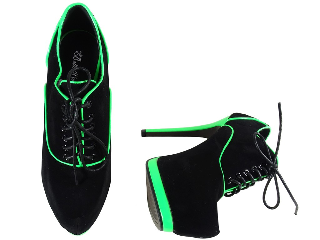 Des bottes en néon noir et vert sur la plateforme - 4