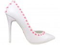 Fehér matt magas sarkú cipő, öko bőr, rózsaszín pöttyökkel - 1