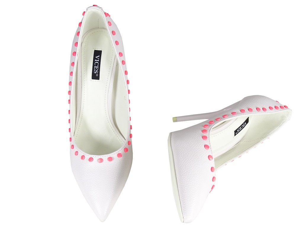 Stilettos en cuir écologique blanc mat avec gochas roses - 4