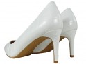 Biele lakované svadobné topánky na nízkom podpätku - 2