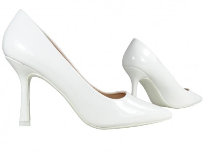Bílé jehlové svatební boty z lakované ekokůže - 3