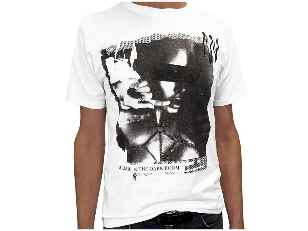 Männer weißes T-Shirt dunklen Raum - 1