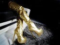 Goldlackierte lange kniehohe Stiefel mit Plateau - 2