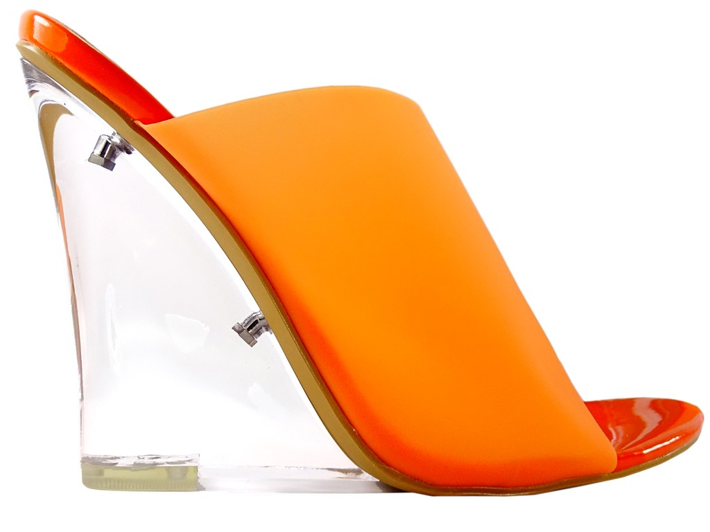 Orangefarbene neonfarbene Flip-Flops auf Absätzen - 1